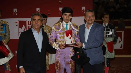 Sergio Sánchez, recibe el trofeo de la Liga Nacional de Novilladas