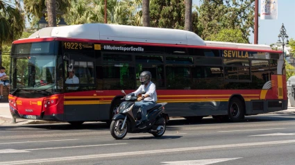 Autobús de Tussam circulando por las calles de Sevilla