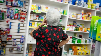 Una mujer en una farmacia