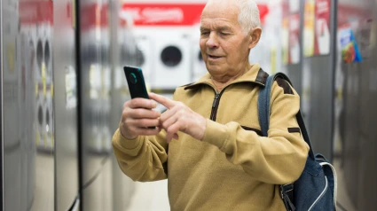 Un hombre escanea un QR