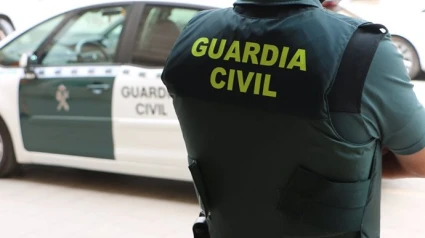 Un agente de la Guardia Civil, de espaldas, junto a un vehículo oficial.
GUARDIA CIVIL