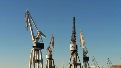 Foto de archivo de unas grúas en Navantia Ferrol