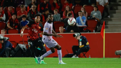 Johan Mojica (pelea un balón con Iñaki Williams