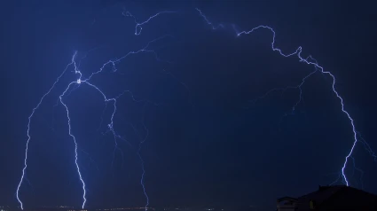 Tormenta eléctrica durante la noche