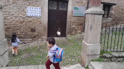 La escuela de San Román recibe con los brazos abiertos a Mauricio y Alexa