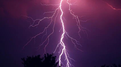 ¿Por qué se ha producido el espectáculo de rayos esta noche en Málaga? ¿Hay algún riesgo si vamos en coche en una noche de aparato eléctrico? Nos responde el meteorólogo José Miguel Viñas