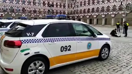 Coche patrulla de la Policía Local en la Plaza Alta