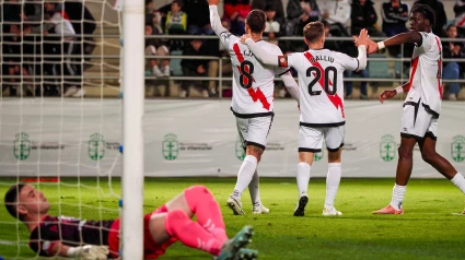 Óscar Trejo celebra el gol del Rayo Vallecano marcado al Villamuriel en la primera ronda de la Copa del Rey