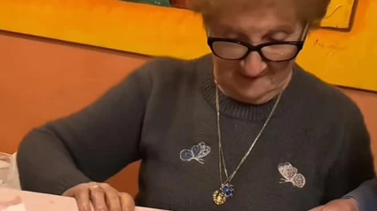 La abuela abriendo su regalo