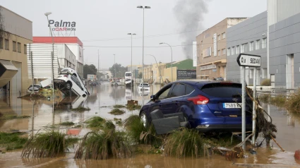 Coches arrastrados por las fuertes lluvias de la DANA en Valencia