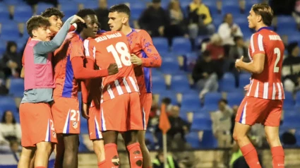 Los jugadores del Atlético de Madrid B celebran el segundo gol en Alicante.