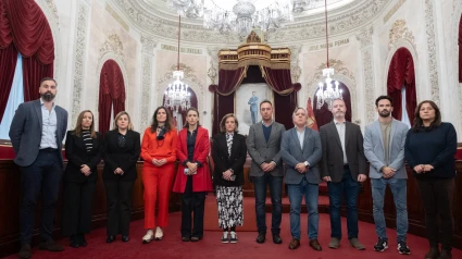 Minuto de silencio en el Ayuntamiento de Cádiz