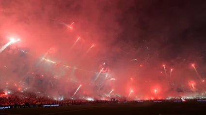 Fotografía de los fuegos artificiales durante los actos protocolarios este martes, en un partido de las semifinales de la Copa Libertadores entre River Plate y Atlético Mineiro en el estadio Mas Monumental de Buenos Aires (Argentina)