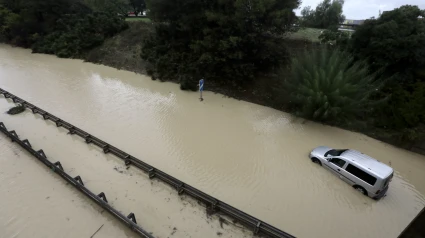 Un coche atrapado en una carretera en la localidad gaditana de Jerez de la Frontera que se encuentra en Alerta Roja por previsión de lluvias de hasta 120 litros en 12 horas y el Ayuntamiento ha rogado a toda la ciudadanía "extremar la precaución y la prudencia", según ha informado el Servicio Local de Protección Civil