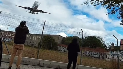 Los jóvenes al ver pasar el Airbus Beluga