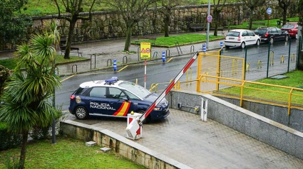 Un coche de la Policía Nacional llega al edificio de la Comisaría Provincial de Ourense