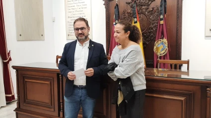 El ex alcalde Mateos, junto a la concejala del PSOe, Isabel Casalduero tras su última comparecencia