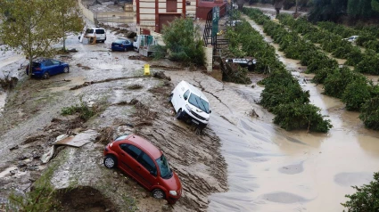 Coches destrozados tras el paso de la Dana.