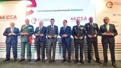 Foto de familia de los premiados en el Día de la Empresa en la CEA