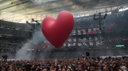 Miles de personas llenan las gradas del Bernabéu en un concierto de Manuel Carrasco.