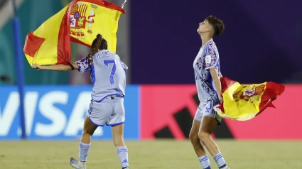 Paula Comendador y Noa Ortega de España celebran el pase a la final del Mundial.