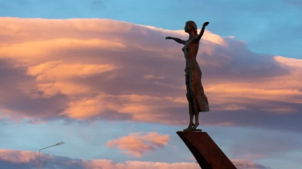 La escultura "Ciudad de Badajoz" de Ricardo García señala con un brazo a España y con el otro a Portugal