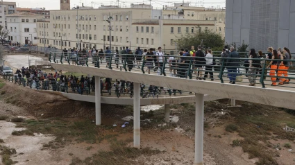 Miles de valencianos se trasladan, a pie, a las zonas afectadas por la DANA para ayudar a los vecinos