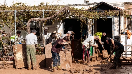 Vecinos y voluntarios limpian los estragos ocasionados por la DANA en Utiel, Valencia