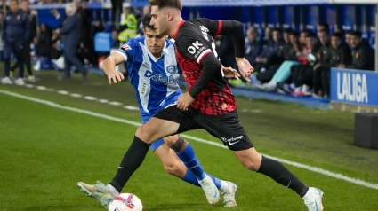 Vitoria, 01/11/2024.- El centrocampista del Mallorca, Robert Navarro (d), protege el balón ante el defensa del Alavés, Manu Sánchez, durante el encuentro correspondiente a la jornada 12 de Laliga EA Sports que disputan hoy viernes Alavés y Mallorca en el estadio de Mendizorroza, en Vitoria. EFE/ Adrián Ruiz-Hierro.