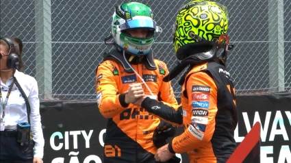 Norris y Piastri se felicitan tras el doblete de McLaren en el sprint.