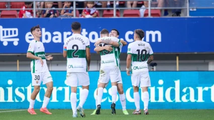 Los jugadores del Elche celebrando el gol