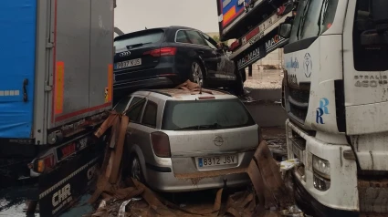 Coches atrapados entre los camiones en el Polígono de Ribarroja