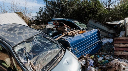 Efectivo de la UME busca entre los coches