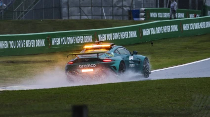 El coche de seguridad da una vuelta de reconocimiento al circuito de Interlagos.