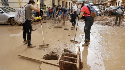 Voluntarios trabajan en las labores de limpieza en Paiporta tras el paso de la DANA