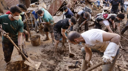 Voluntarios en labores de limpieza en Paiporta, Valencia, tras el paso de la DANA