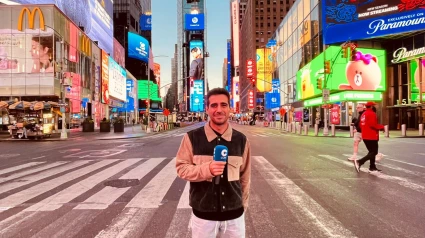 Alberto Herrera en Times Square, Nueva York