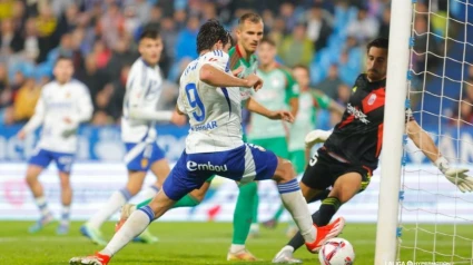 Iván Azón, figura indiscutible del partido, en el momento de marcar el segundo gol