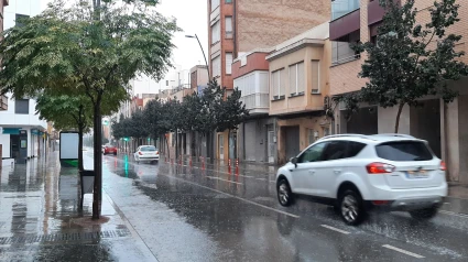 Una calle de Lorca casi desierta este  domingo durante el episodio de lluvias