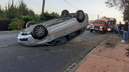 El vehículo accidentado con las cuatro ruedas en el aire