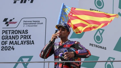 Jorge Martín con la bandera de la Comunidad Valenciana