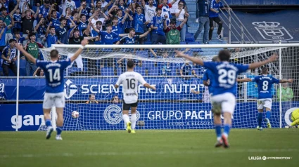 Los jugadores del Oviedo celebrando un gol