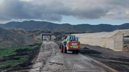 Brigadas trabajando en despejar las carreteras