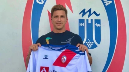 Gianluca Simeone posa con la camiseta del Rayo Majadahonda.