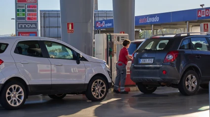 Personas repostando ante el gran aumento de precios en una gasolinera