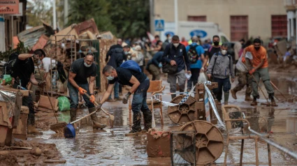 Voluntarios llevando a cabo labores de limpieza y desescombro en Paiporta