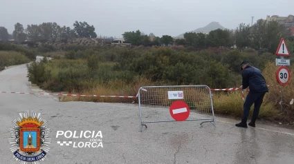 Uno de los caminos cortados en Lorca por acumulación de agua, en la ribera del río