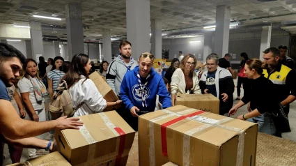 Decenas de voluntarios empaquetan donaciones con destino a Valencia en el recinto ferial de Lorca