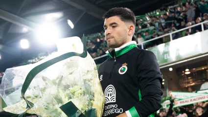 Aritz Aldasoro, con el ramo de flores en memoria de las víctimas de la DANA