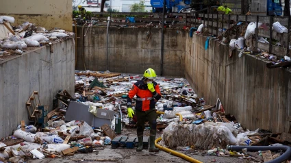 Destrozos en las inmediaciones del centro comercial Bonaire, a 4 de noviembre de 2024, en Aldaia, Valencia, Comunidad Valenciana (España). La DANA ha dejado, por el momento, 210 víctimas mortales en Valencia, con pueblos devastados, restricciones de movilidad y carreteras cortadas. Para hoy, está activa la Emergencia Situación 2 por inundaciones en toda la provincia de Valencia y en toda la provincia de Castellón. A pesar de que se ha restablecido el 95% de la electricidad, según Iberdrola, la mayoría de los pueblos afectados por las inundaciones continúan sin gas.

Eduardo Manzana / Europa Press
04 NOVIEMBRE 2024;DANA;VALENCIA;EFECTOS;DANA;INUNDACIONES
04/11/2024